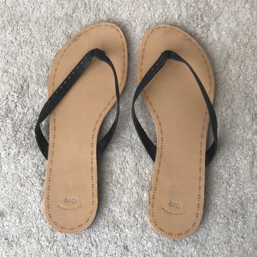 Black gap flip flops